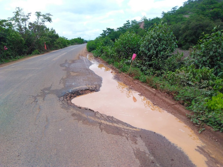 A rodovia possui diversos trechos com buracos, aumentando o risco de acidentes.