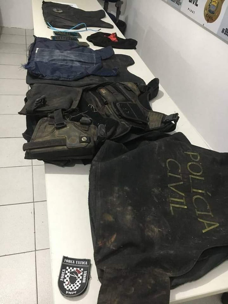 Além do explosivo, outros materiais foram localizados dentro das mochilas.