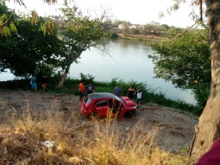 Carro quase para dentro do Rio Parnaíba após acidente.