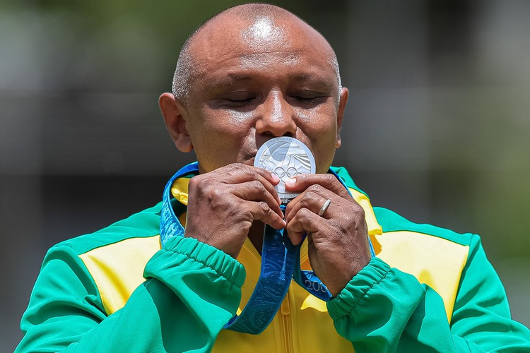 Cláudio Roberto recebe medalha olímpica de Sydney depois de 20 anos.