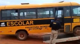 PRF apreende dois ônibus escolares por causa de péssimas condições.