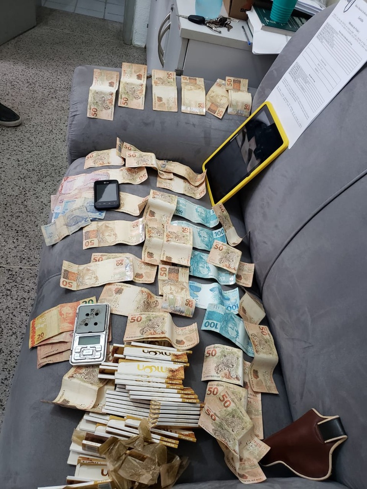 Drogas, dinheiro, um celular e uma balança foram apreendidos com o suspeito.