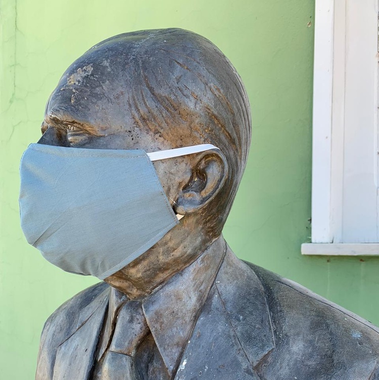 Estátuas ganham máscara em Oeiras.
