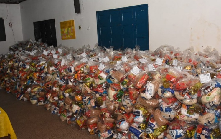 Prefeitura de Floriano faz entrega de cestas básicas para famílias de alunos da rede municipal.