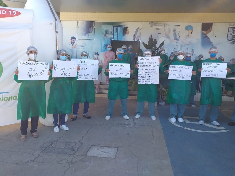 Manifestação foi realizada por profissionais da saúde em frente ao Hospital Regional Tibério Nunes.