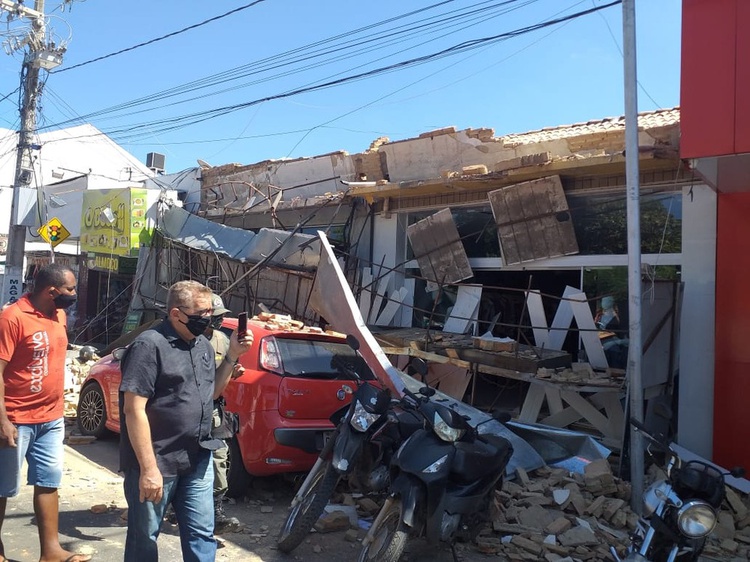 Fachadas de duas lojas desabaram em Floriano.