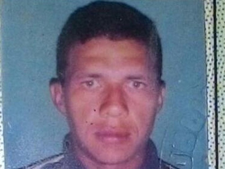 Polícia Civil divulgou foto e identidade do suspeito, que é considerado foragido.