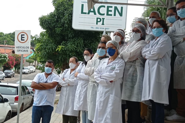 Funcionários do Lacen-PI fazem protesto após ficarem de fora da primeira fase da vacinação contra a Covid-19