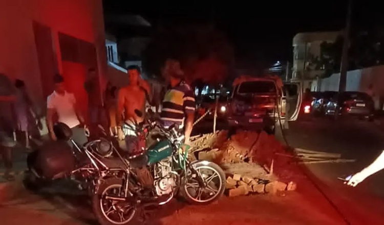Motociclista morre após colidir contra entulho de obra em Picos, no Piauí.