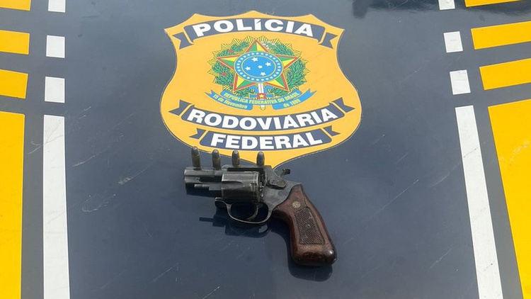 PRF flagra motorista na contramão e apreende arma de fogo irregular em Gilbués (PI).
