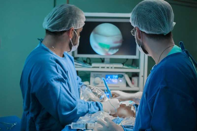 Hospital de Oeiras realiza a 1ª cirurgia bucomaxilofacial por vídeo da rede estadual de saúde.