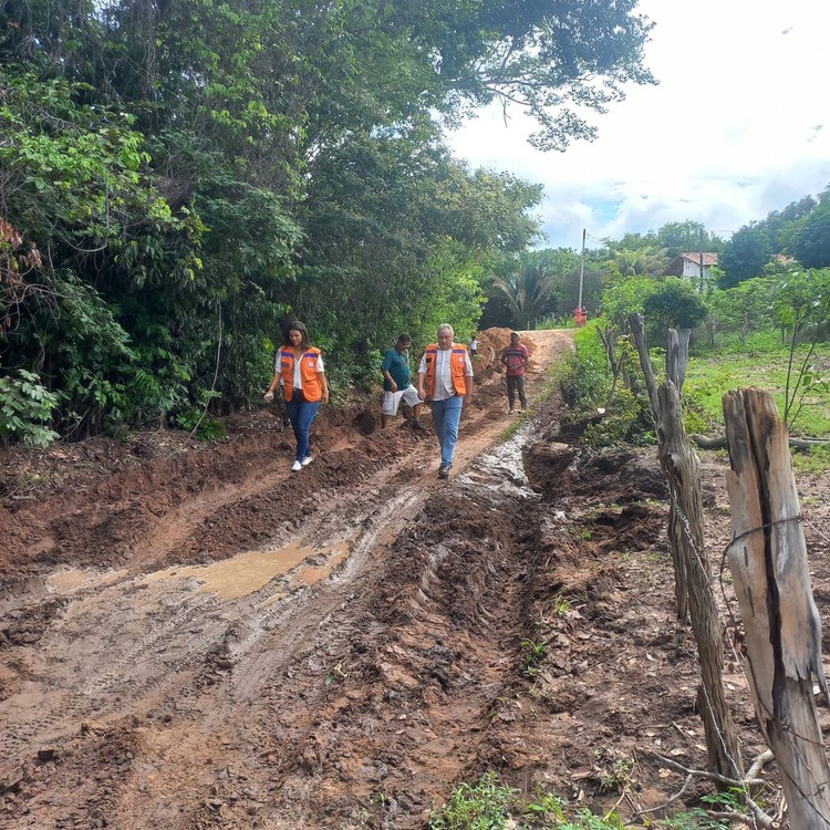 Equipes da Defesa Civil monitoram regiões afetadas pelas chuvas no município de Currais.