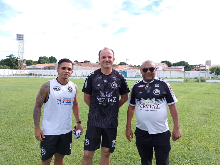 Fellype Costa, atleta do Corisabbá, ao lado do técnico Fernando Agostini e do pastor Antônio Silva