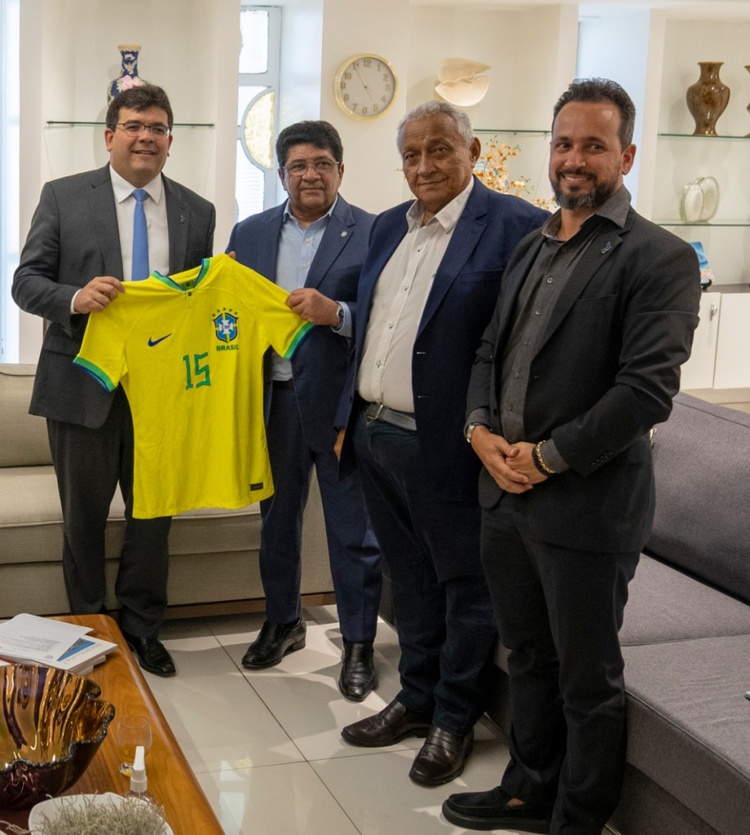 Presidente da CBF entrega camisa da Seleção ao governador do Piauí