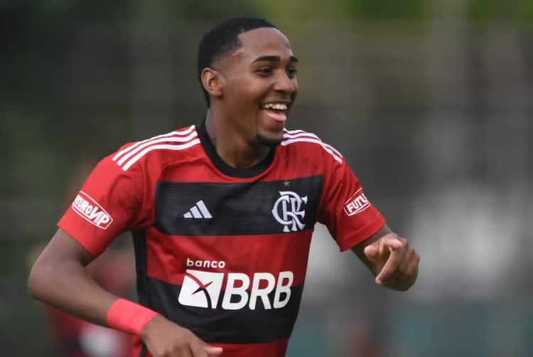 Lorran comemora gol do Flamengo