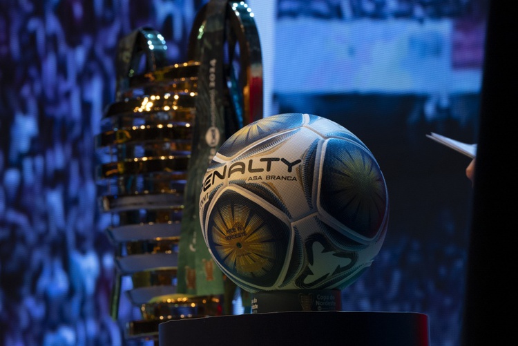 Taça e bola da Copa do Nordeste 2024
